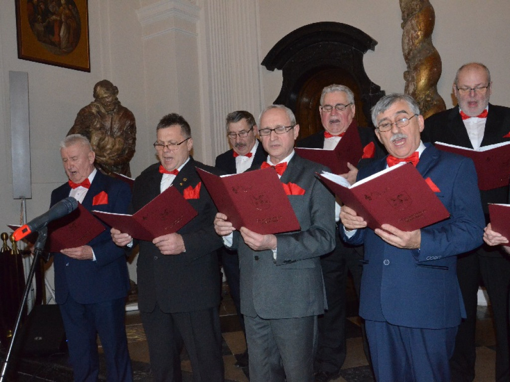 Koncert kolęd w łowickim muzeum - dwa chóry i wokalista