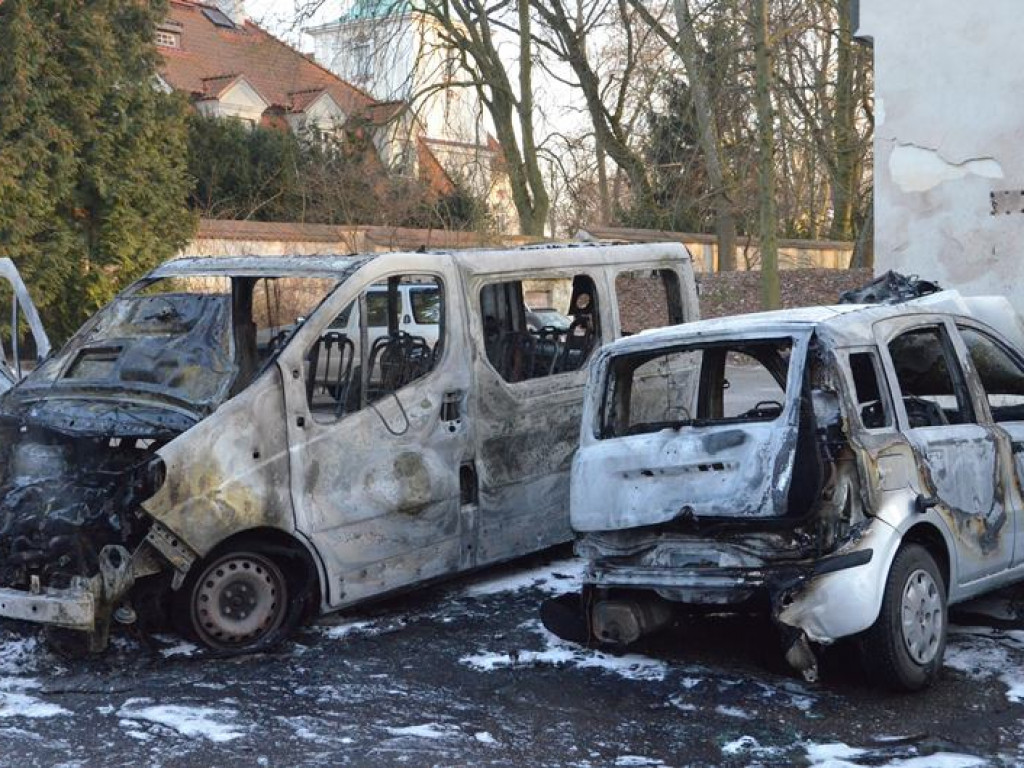 Dwa samochody spłonęły doszczętnie w Nieborowie