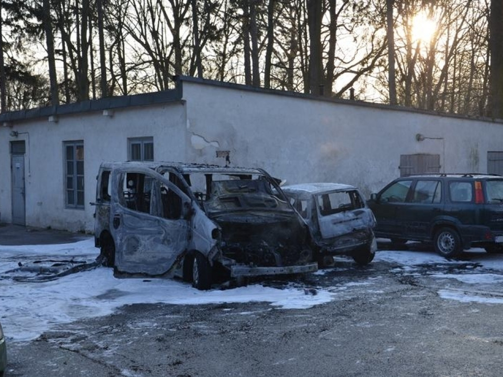 Dwa samochody spłonęły doszczętnie w Nieborowie