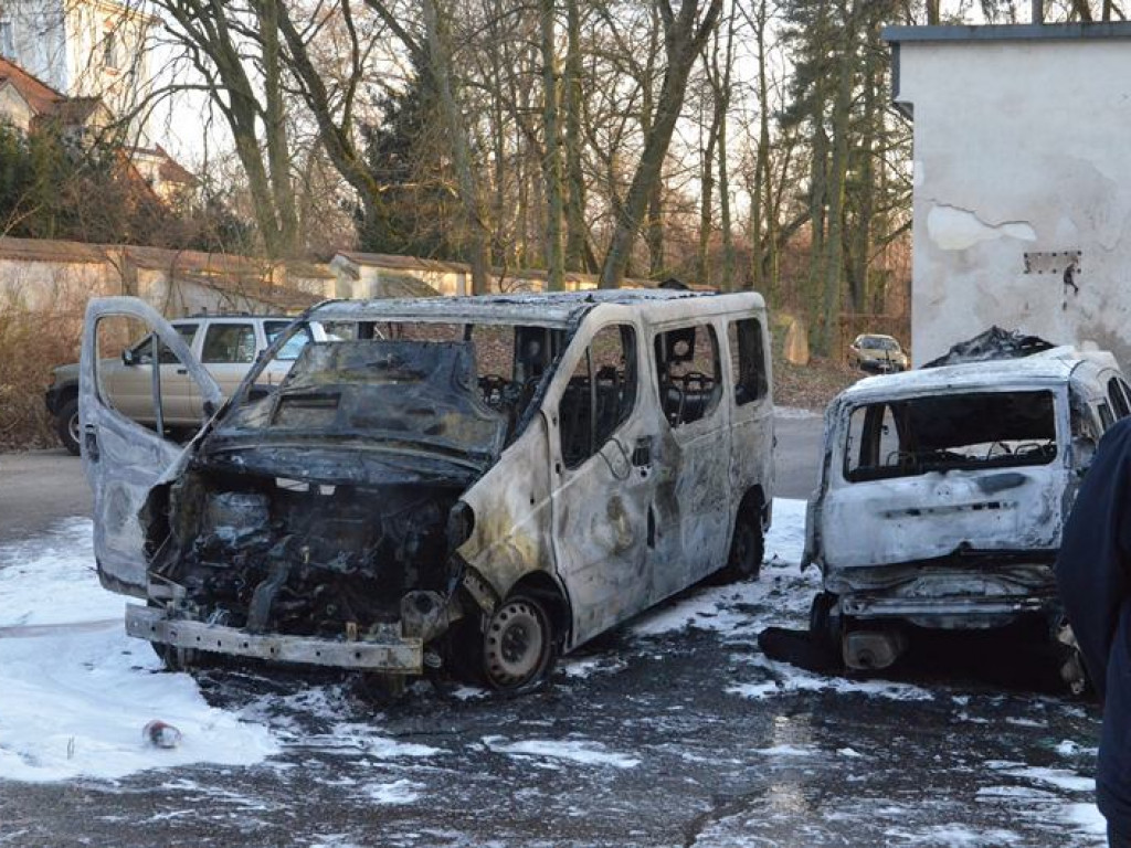 Dwa samochody spłonęły doszczętnie w Nieborowie