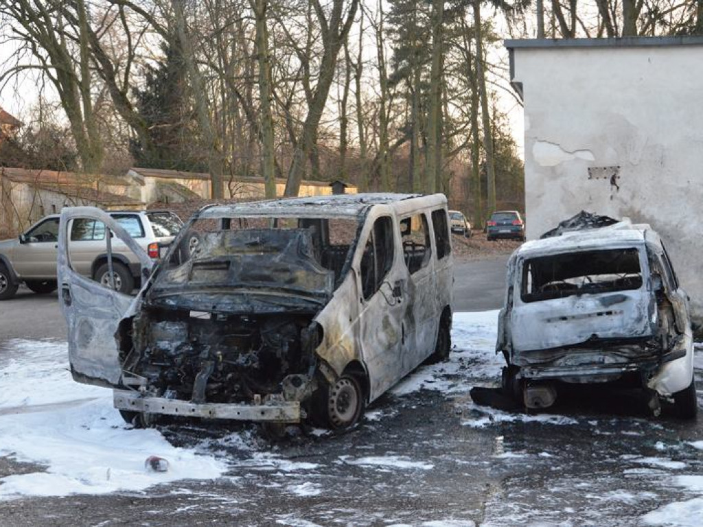 Dwa samochody spłonęły doszczętnie w Nieborowie