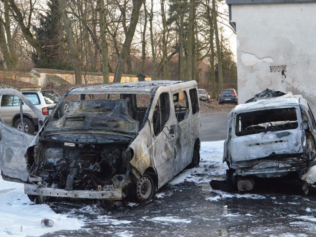 Dwa samochody spłonęły doszczętnie w Nieborowie