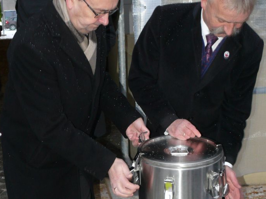 Kapsuła czasu spoczęła w wejściu do ratusza