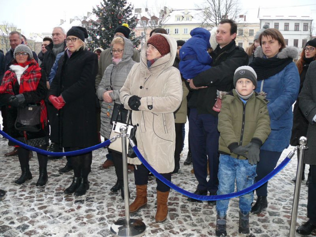 Kapsuła czasu spoczęła w wejściu do ratusza