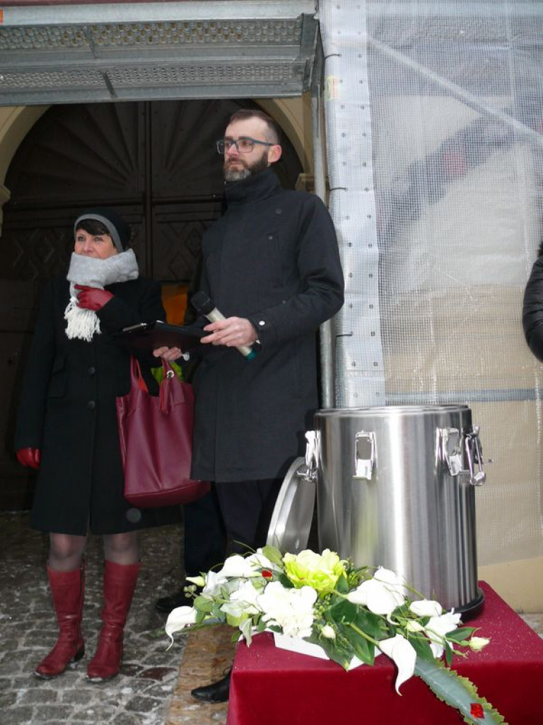 Kapsuła czasu spoczęła w wejściu do ratusza