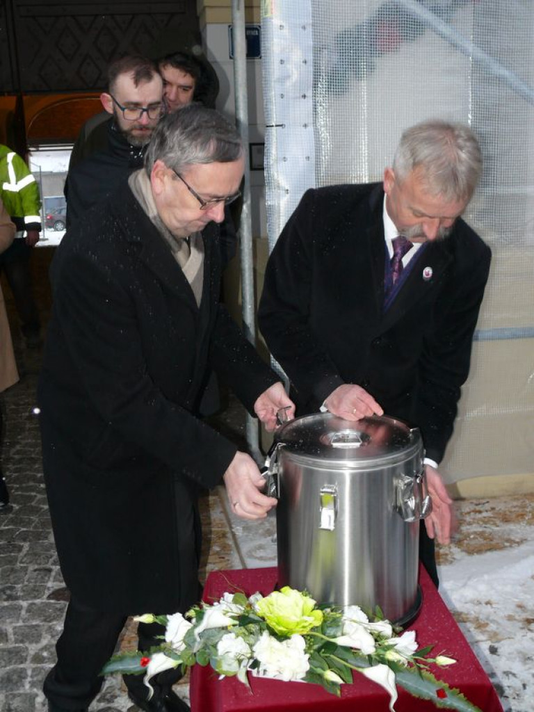 Kapsuła czasu spoczęła w wejściu do ratusza