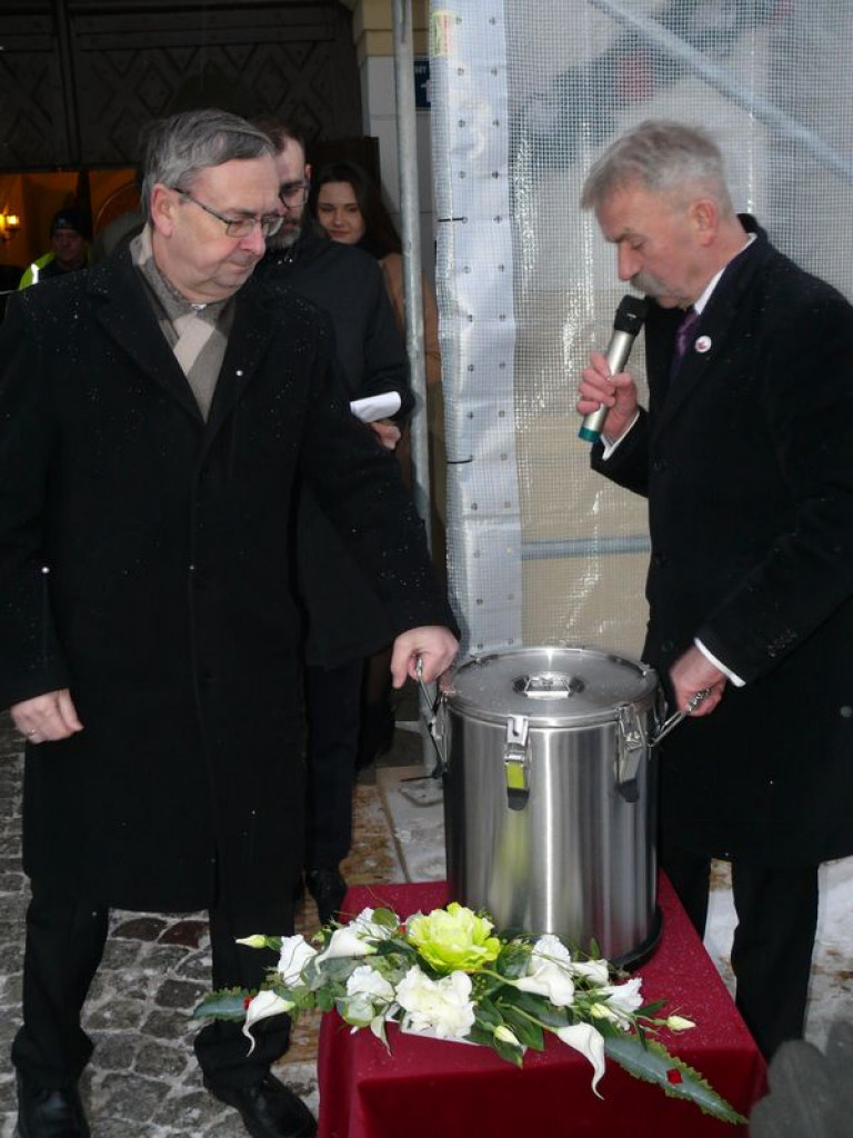 Kapsuła czasu spoczęła w wejściu do ratusza