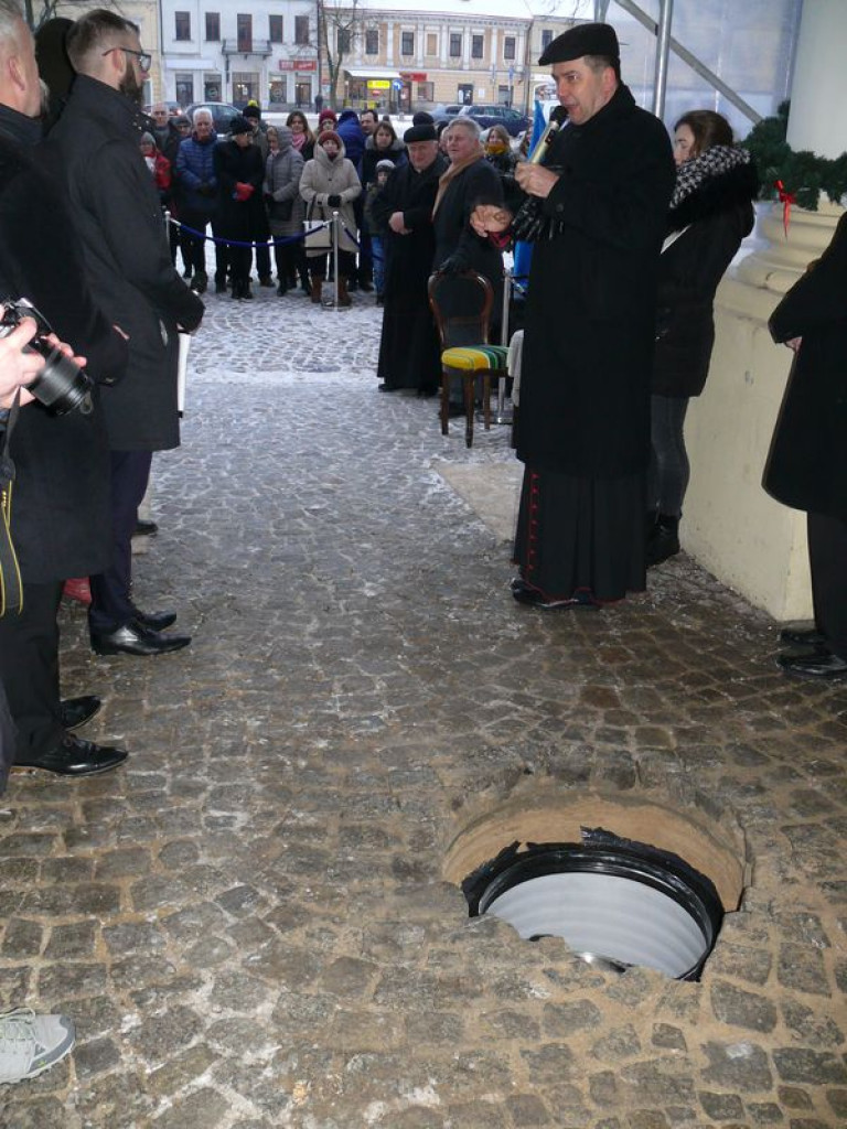 Kapsuła czasu spoczęła w wejściu do ratusza