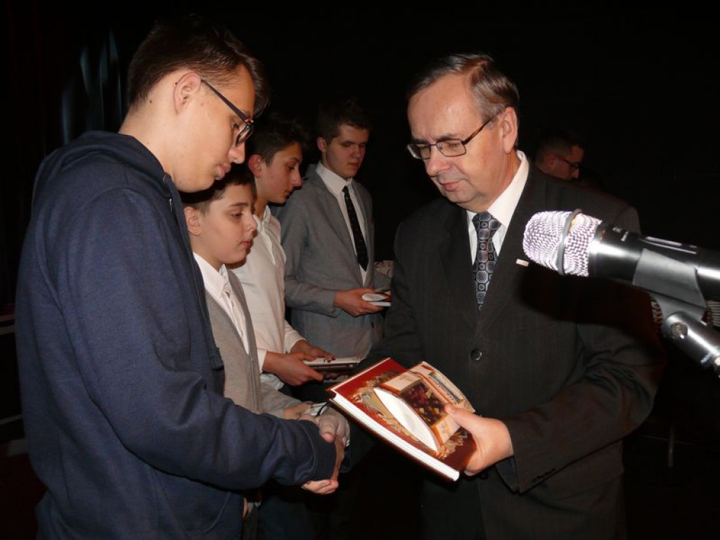 Kapsuła czasu spoczęła w wejściu do ratusza