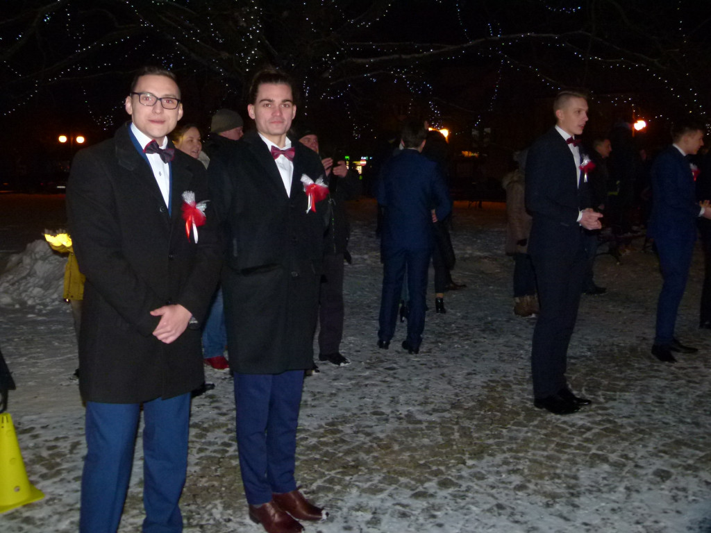 Polonez na placu Wolności w Głownie