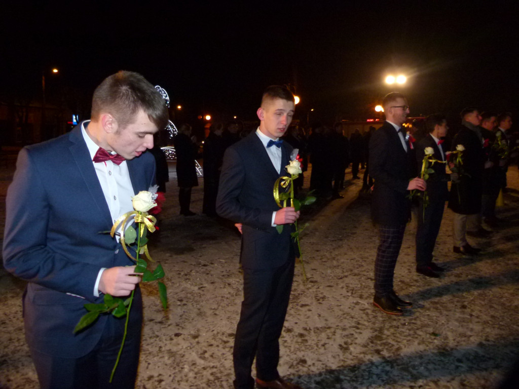 Polonez na placu Wolności w Głownie