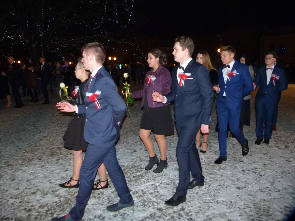 Polonez na placu Wolności w Głownie