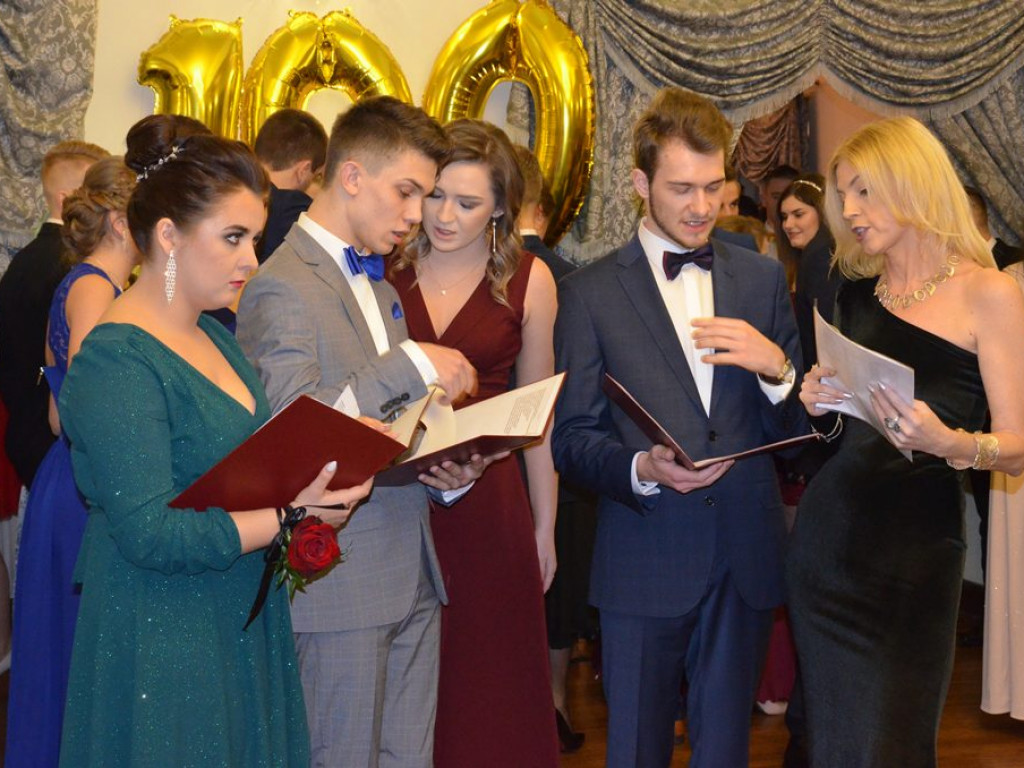 Studniówka II LO w sali Telimena [zdjęcia]