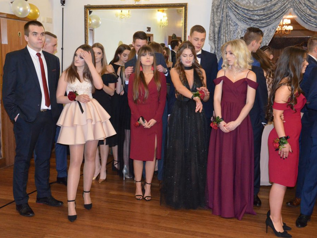 Studniówka II LO w sali Telimena [zdjęcia]