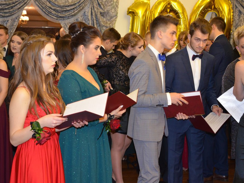 Studniówka II LO w sali Telimena [zdjęcia]