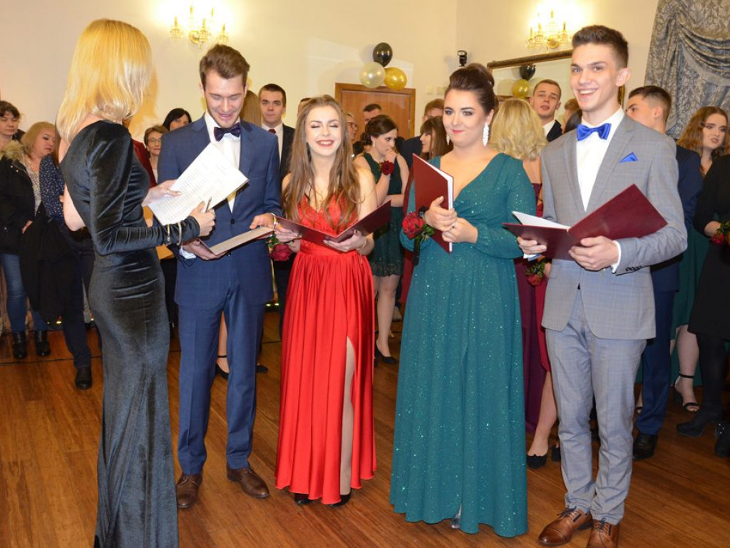 Studniówka II LO w sali Telimena [zdjęcia]