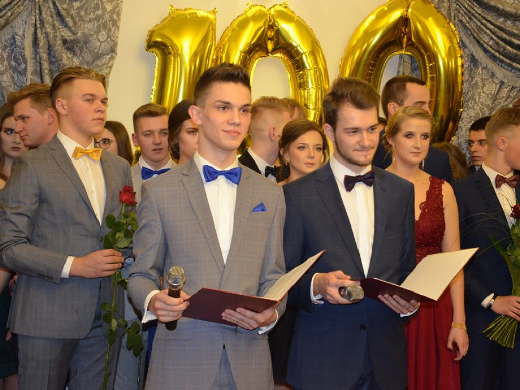 Studniówka II LO w sali Telimena [zdjęcia]