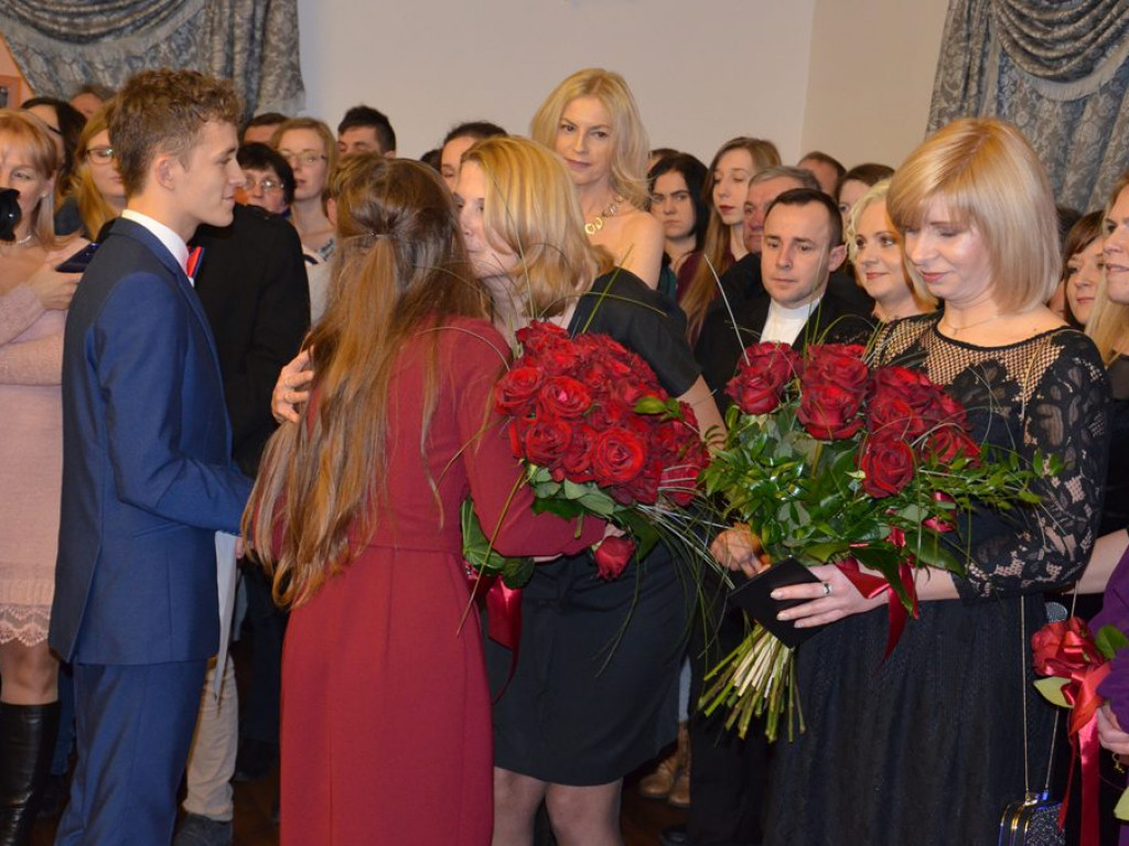 Studniówka II LO w sali Telimena [zdjęcia]
