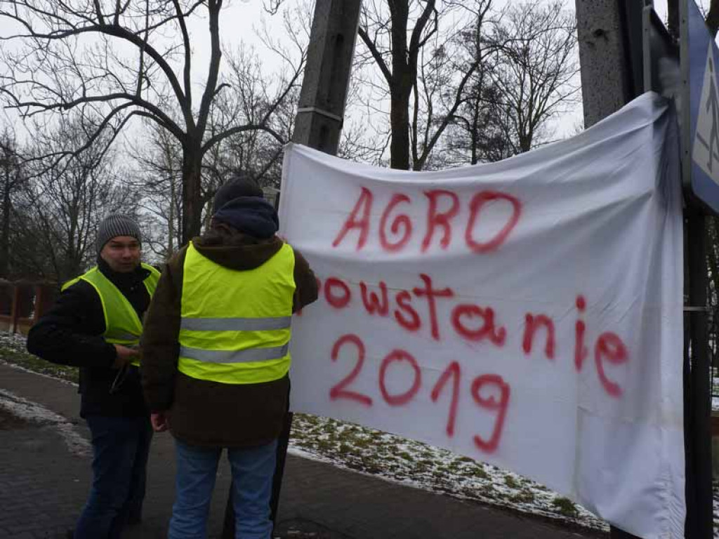 Rolnicy blokowali drogę krajową 92 w Bedlnie