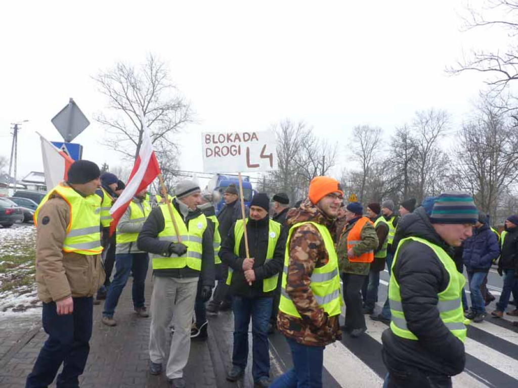 Rolnicy blokowali drogę krajową 92 w Bedlnie