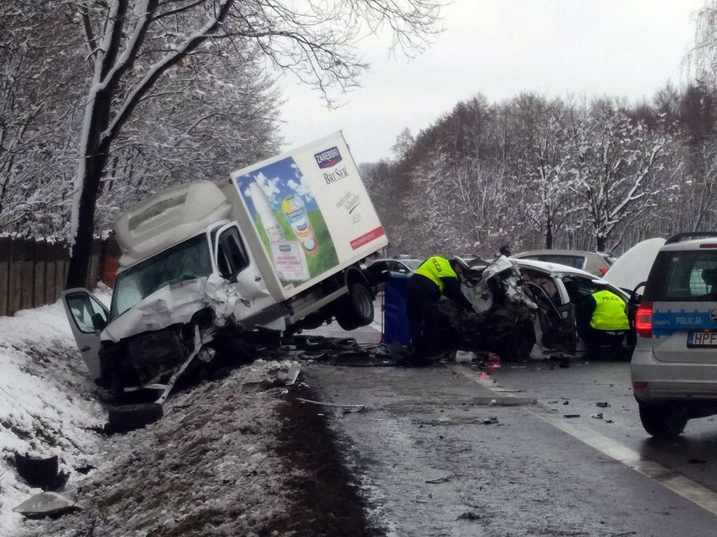 Wypadek w Orzechówku. 2 osoby zginęły. Przejazd DK 14 zablokowany! - aktualizacja