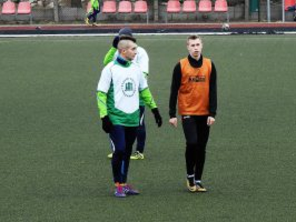 Wyrównana walka Pelikana z Orłem