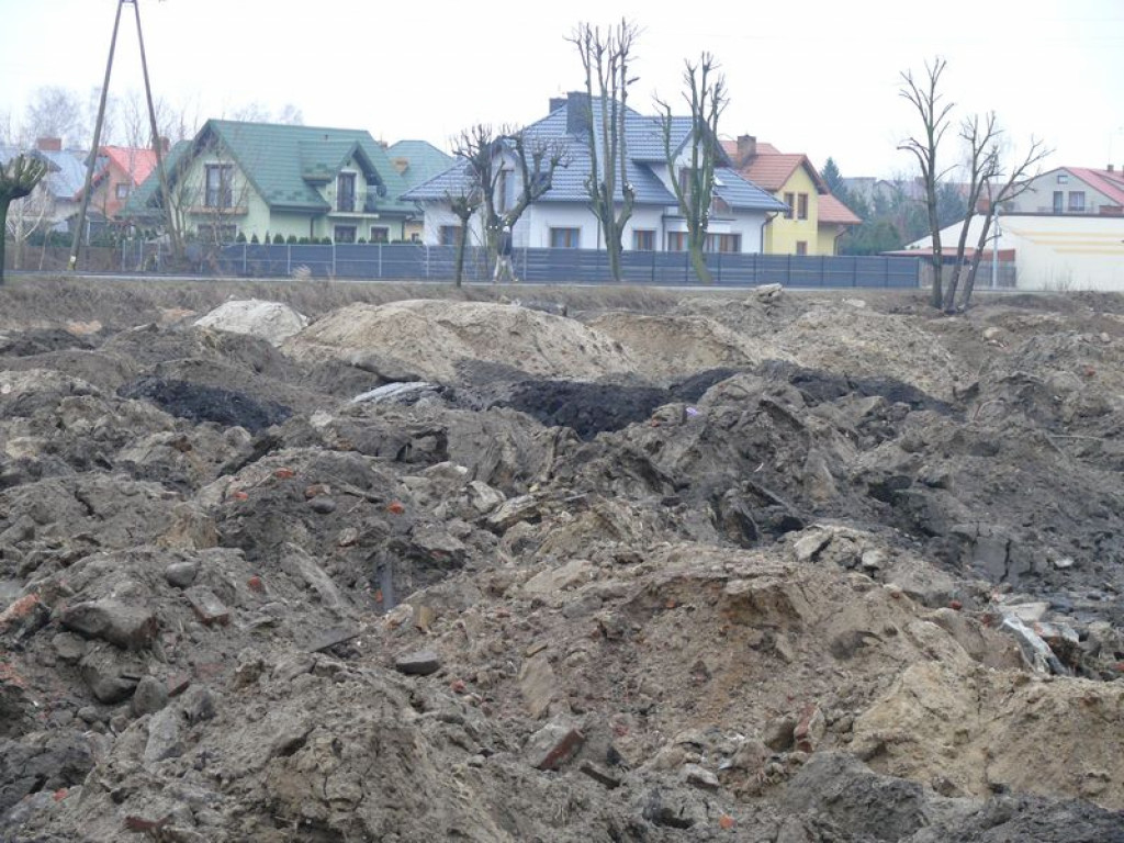 Co oznaczają hałdy ziemi przy Kaliskiej?