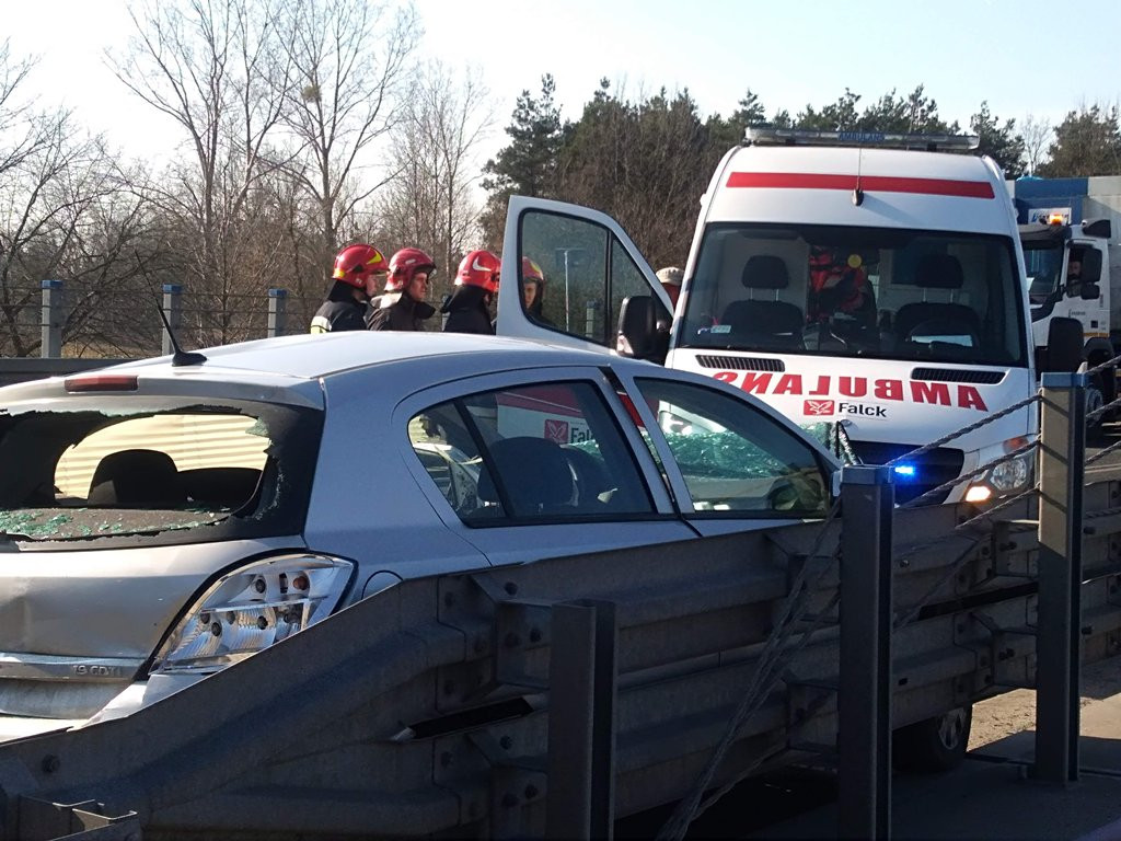 Wypadek przy moście w Maurzycach. Lądował śmigłowiec LPR