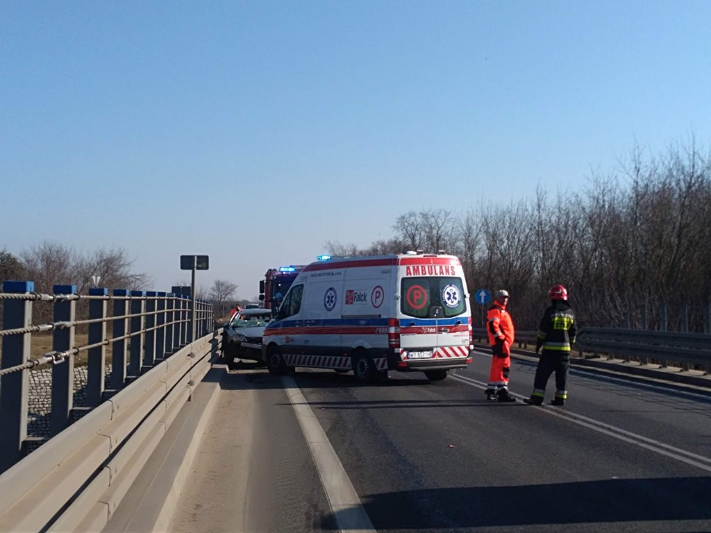 Wypadek przy moście w Maurzycach. Lądował śmigłowiec LPR