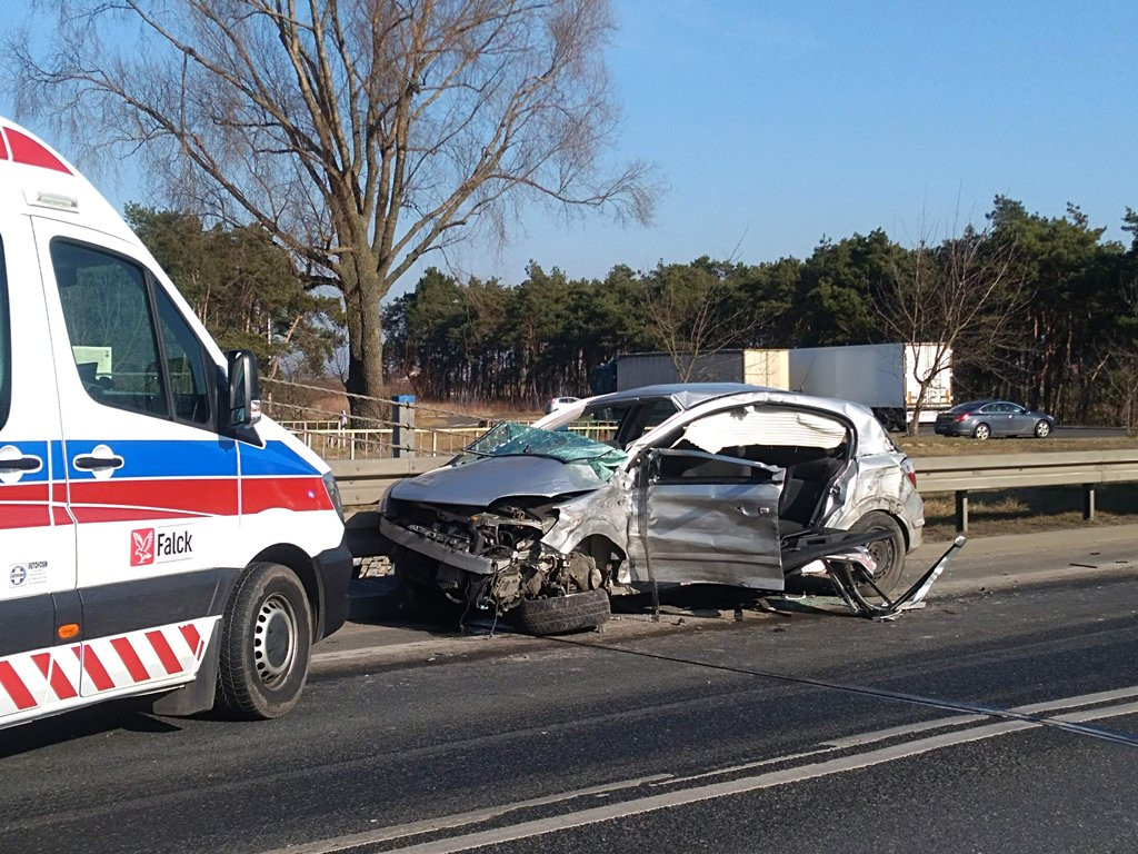 Wypadek przy moście w Maurzycach. Lądował śmigłowiec LPR