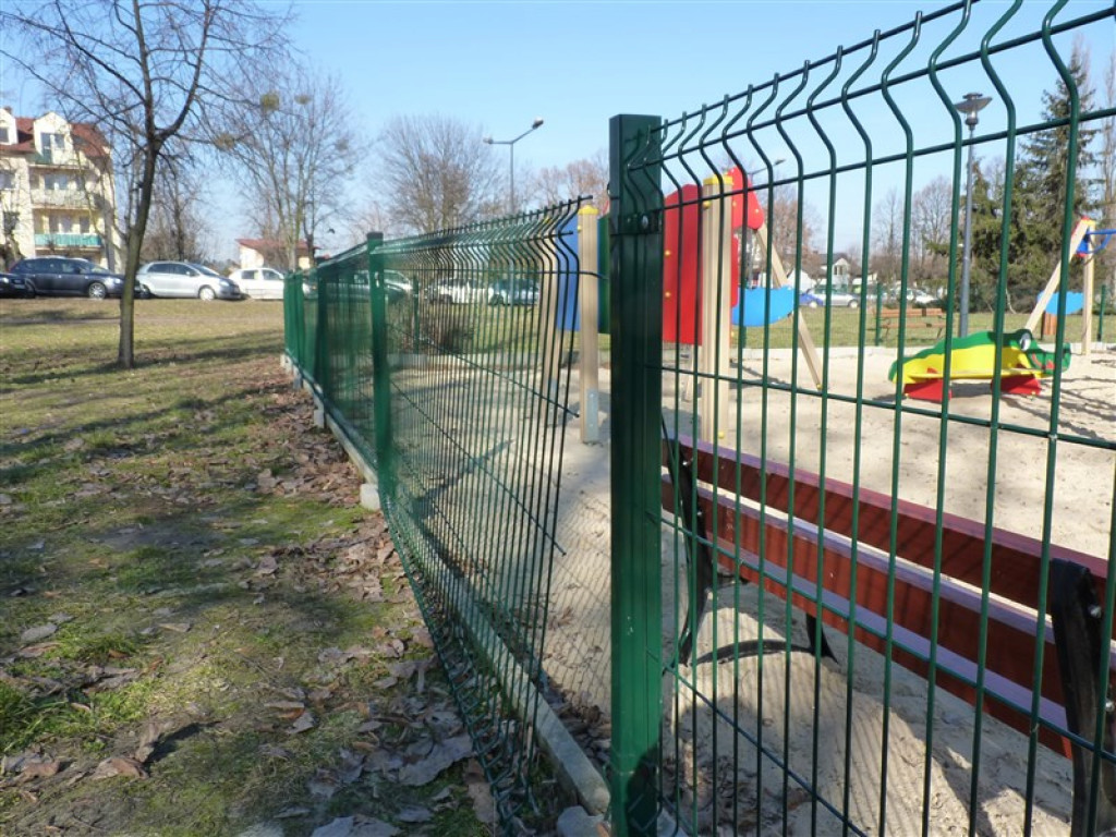 Głowno: zdewastowany okręt, uszkodzone ogrodzenie