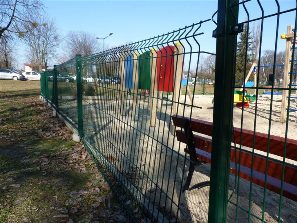 Głowno: zdewastowany okręt, uszkodzone ogrodzenie