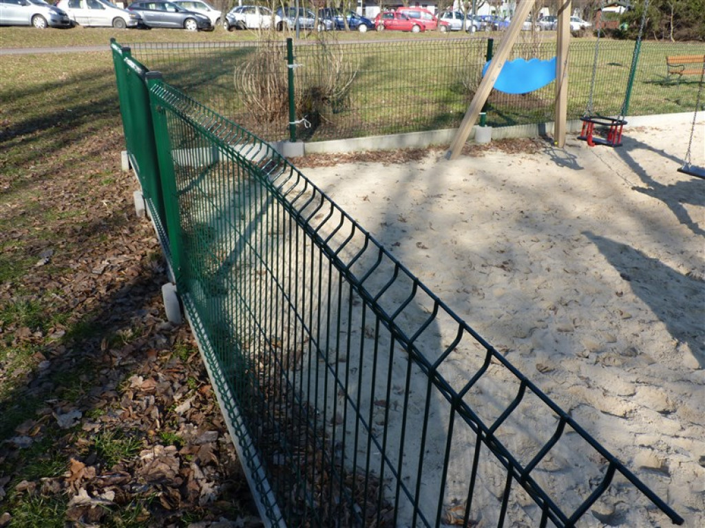 Głowno: zdewastowany okręt, uszkodzone ogrodzenie