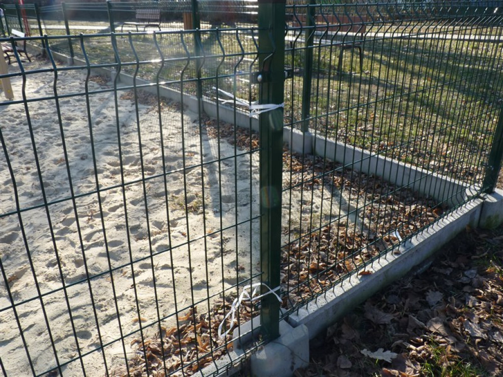 Głowno: zdewastowany okręt, uszkodzone ogrodzenie