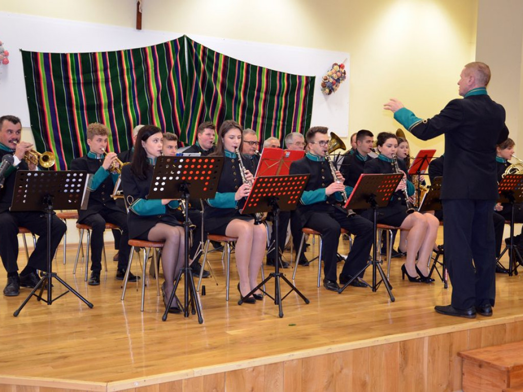 Orkiestra i zespół Sanniki zaprezentowali się w nowych strojach