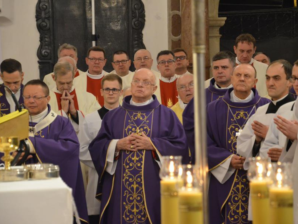 Pożegnanie biskupa Alojzego Orszulika w łowickiej katedrze