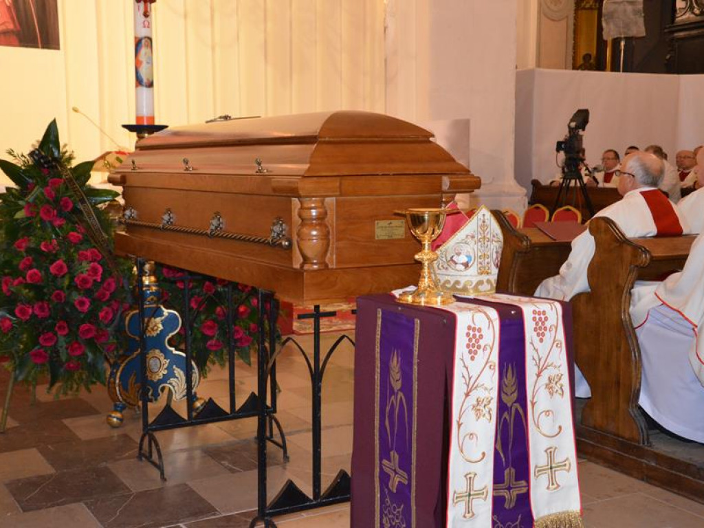 Pożegnanie biskupa Alojzego Orszulika w łowickiej katedrze