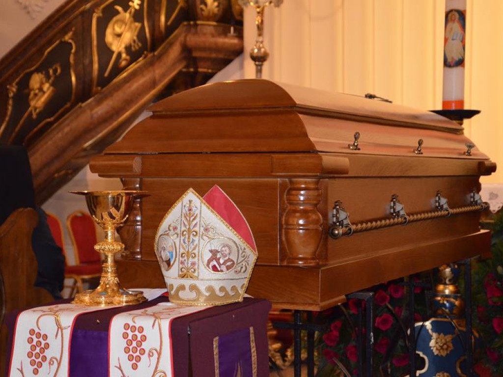 Pożegnanie biskupa Alojzego Orszulika w łowickiej katedrze