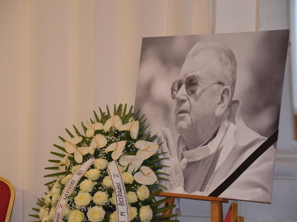 Pożegnanie biskupa Alojzego Orszulika w łowickiej katedrze