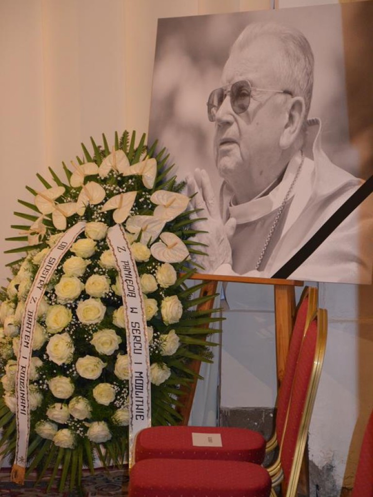 Pożegnanie biskupa Alojzego Orszulika w łowickiej katedrze