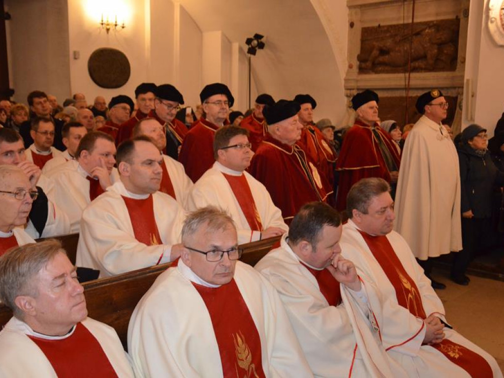 Pożegnanie biskupa Alojzego Orszulika w łowickiej katedrze
