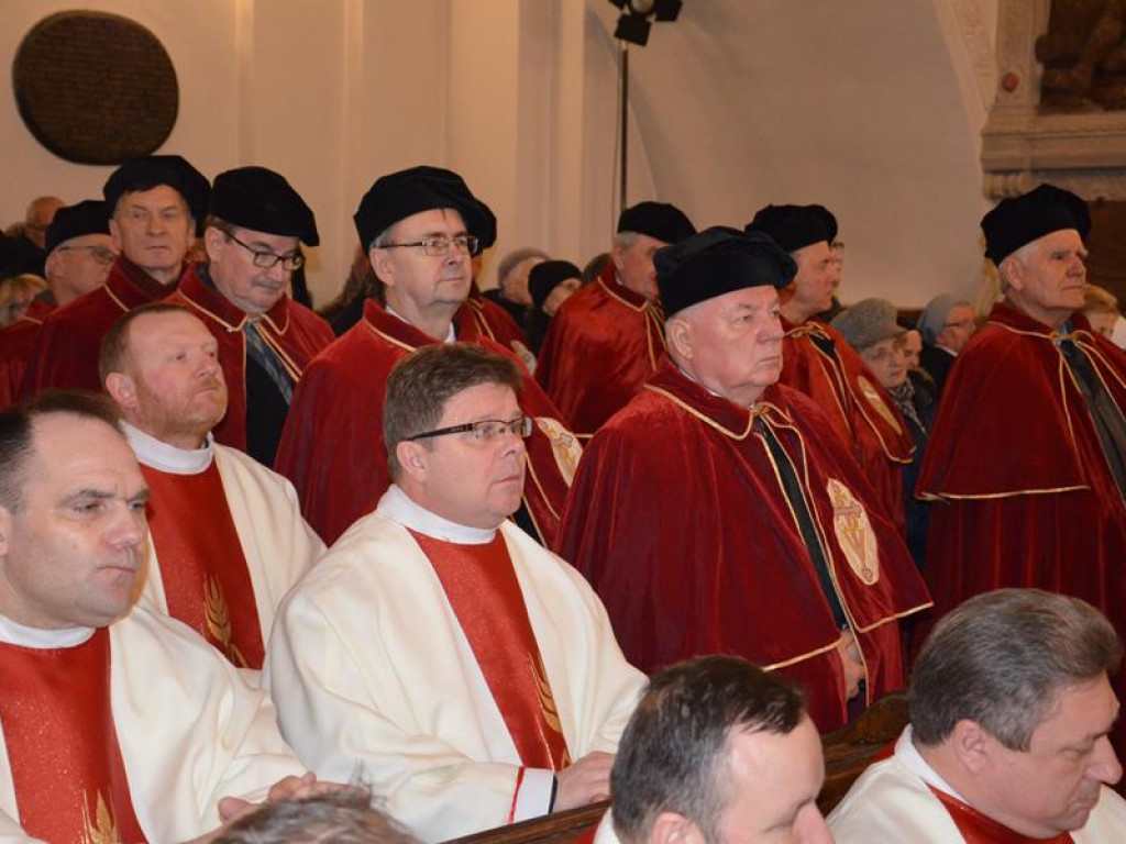 Pożegnanie biskupa Alojzego Orszulika w łowickiej katedrze