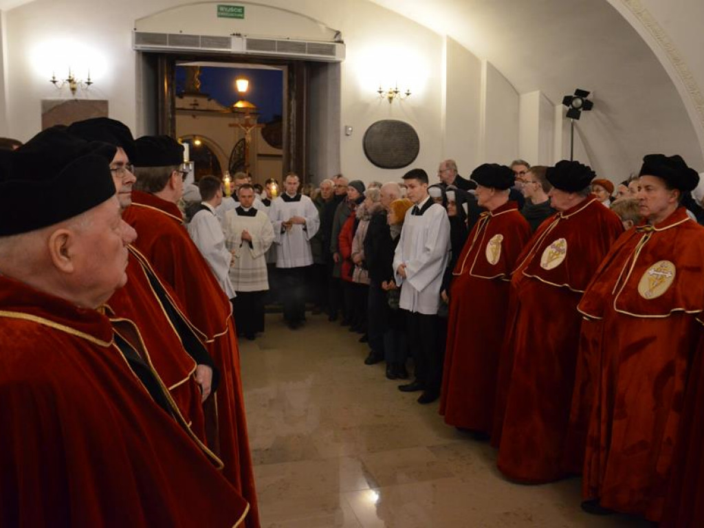 Pożegnanie biskupa Alojzego Orszulika w łowickiej katedrze