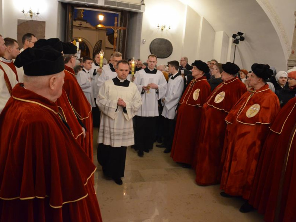 Pożegnanie biskupa Alojzego Orszulika w łowickiej katedrze