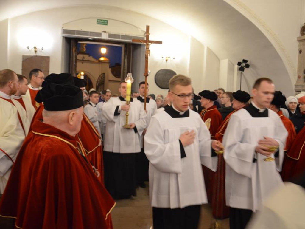 Pożegnanie biskupa Alojzego Orszulika w łowickiej katedrze
