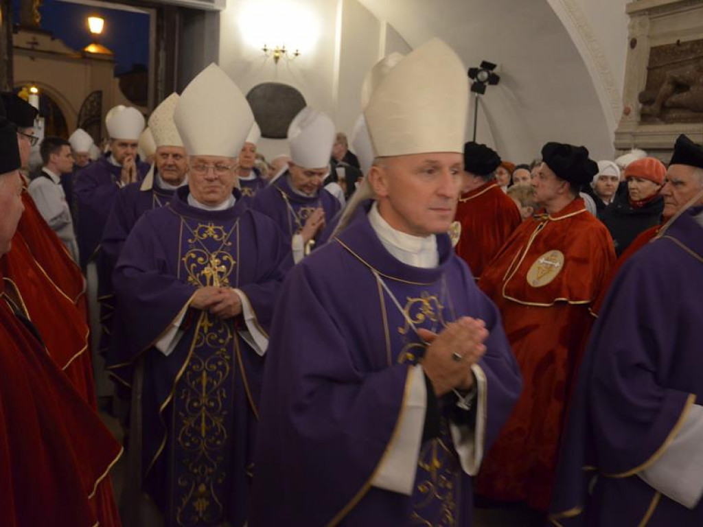Pożegnanie biskupa Alojzego Orszulika w łowickiej katedrze