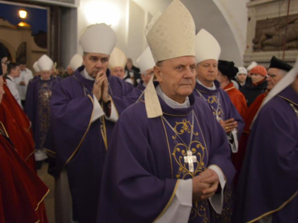 Pożegnanie biskupa Alojzego Orszulika w łowickiej katedrze