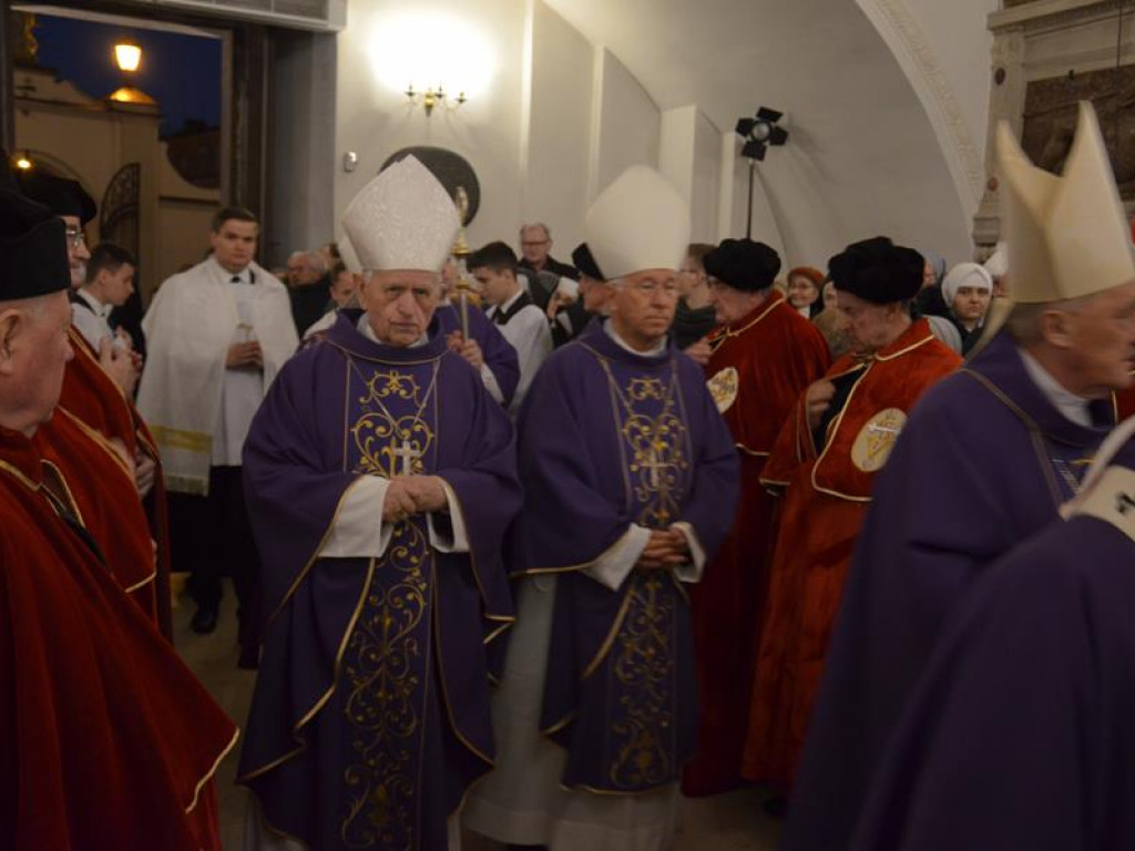 Pożegnanie biskupa Alojzego Orszulika w łowickiej katedrze