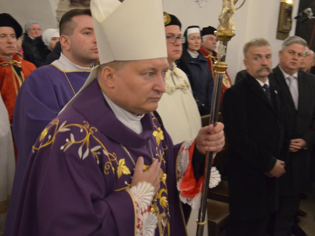 Pożegnanie biskupa Alojzego Orszulika w łowickiej katedrze