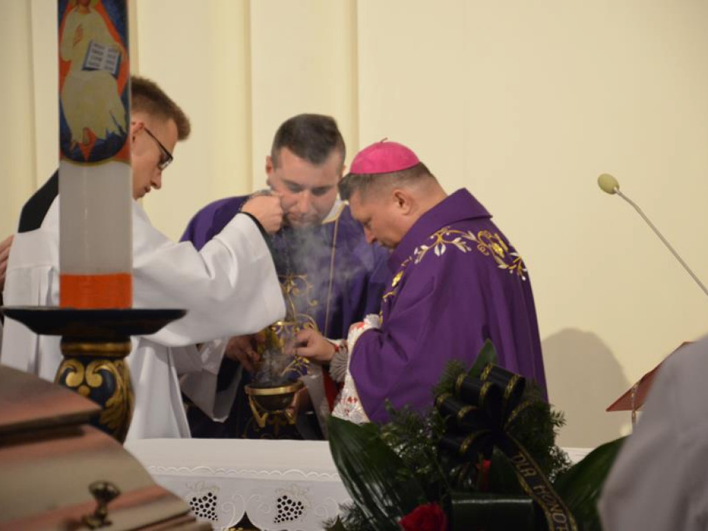 Pożegnanie biskupa Alojzego Orszulika w łowickiej katedrze